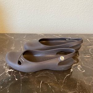 Crocs‎ Taupe Ballet Slingback shoes size 7